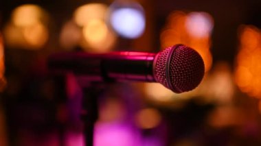 Bir gece kulübü ya da karaokenin arka planına yakın plan mikrofon.