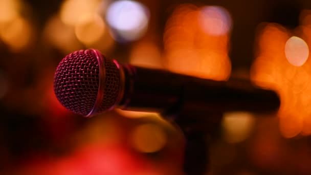 Mikrofon zblízka na pozadí nočního klubu nebo karaoke — Stock video