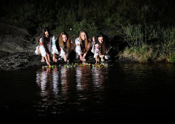 Quattro ragazze nei vestiti nazionali ucraini consentito corone di — Foto Stock