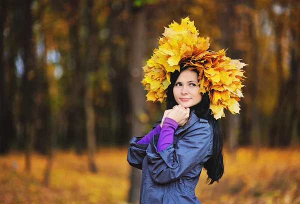 Dívka s věnec ze žluté listy na hlavu na backgro — Stock fotografie