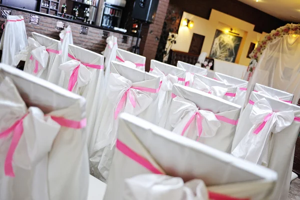 Cadeiras para cerimônia de casamento em belas capas de seda com arco e — Fotografia de Stock