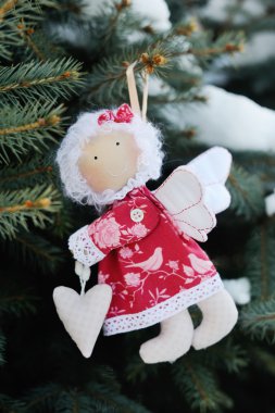Noel ağacı oyuncak melek elinde kalp ile. Noel oyuncak ange