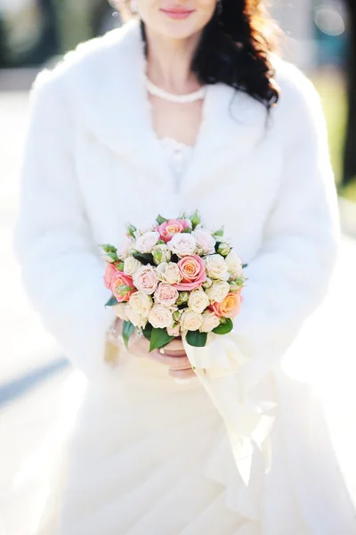 A noiva com um lindo buquê de casamento de rosas. A noiva w — Fotografia de Stock