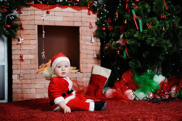 Niño vestido de Santa Claus. Niño con un traje de Santa en la espalda —  Fotos de Stock