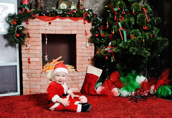 Niño vestido de Santa Claus. Niño con un traje de Santa en la espalda —  Fotos de Stock