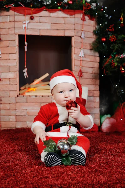 Niño vestido como Santa Claus juguete de Navidad masticando dientes. Niño. —  Fotos de Stock