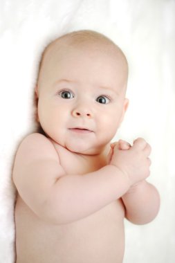 Kameraya bakarak beyaz bir arka plan üzerinde çocuk