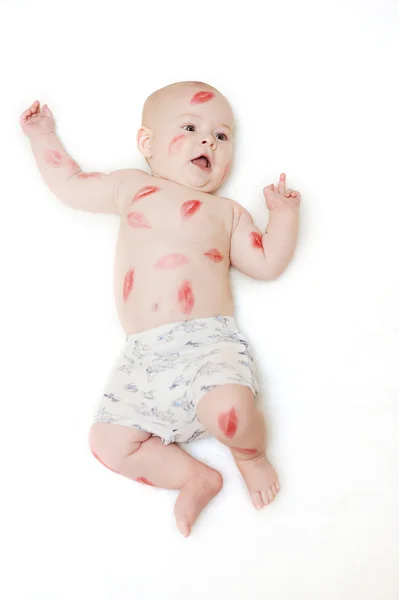 Enfant embrassant sur un fond blanc montrant le majeur — Photo