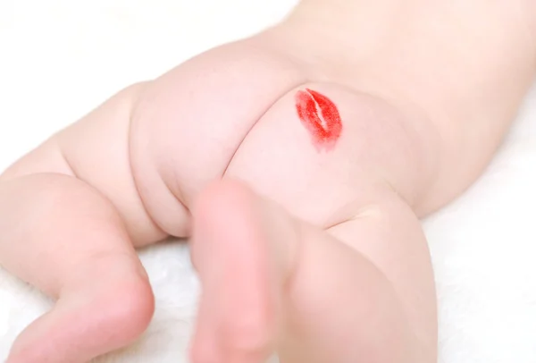 Rastros del Papa besando a un bebé. Día de San Valentín — Foto de Stock