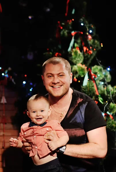 Papá y su hijo en un fondo del árbol de Navidad —  Fotos de Stock