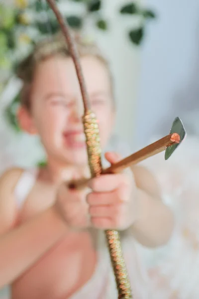 Baby cupid shoots a bow — Stock Photo, Image