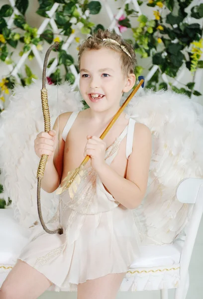 Baby cupid shoots a bow — Stock Photo, Image