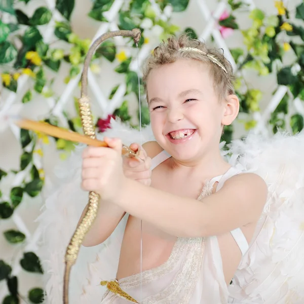 Baby cupid shoots a bow — Stock Photo, Image