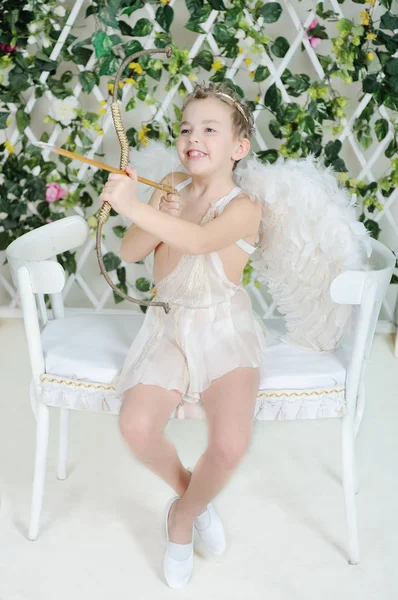 Baby cupid shoots a bow — Stock Photo, Image