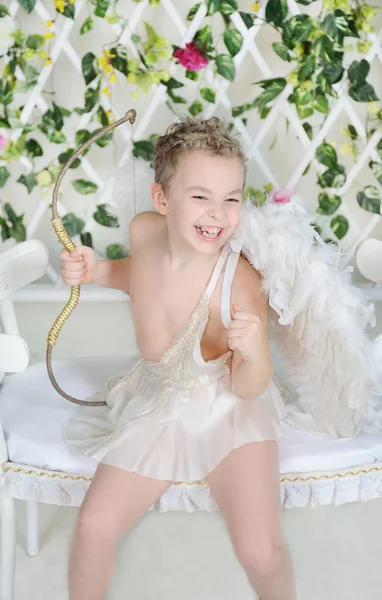 Baby cupid shoots a bow — Stock Photo, Image