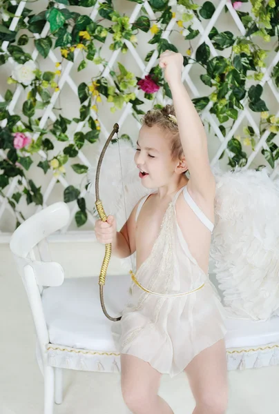 Baby cupid shoots a bow — Stock Photo, Image