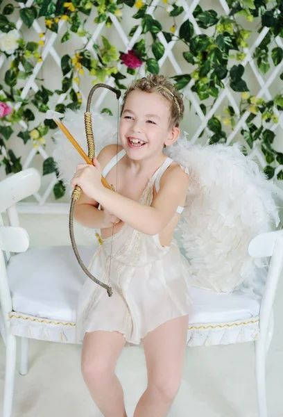 Baby cupid shoots a bow — Stock Photo, Image