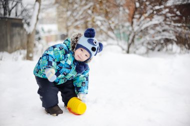 kar arka plan üzerinde erkek bebek