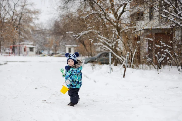 Menino no fundo da neve — Fotografia de Stock