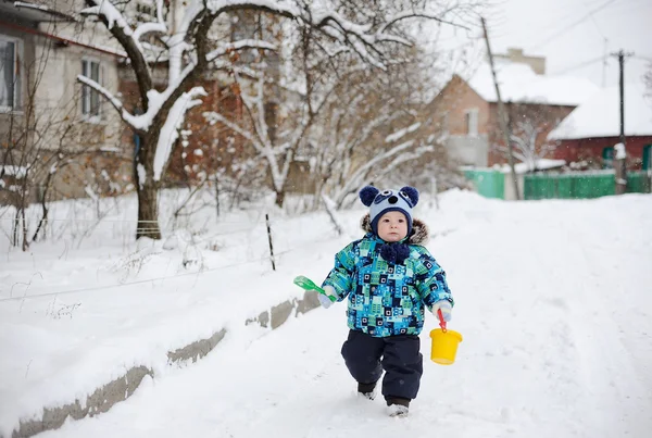 Menino no fundo da neve — Fotografia de Stock