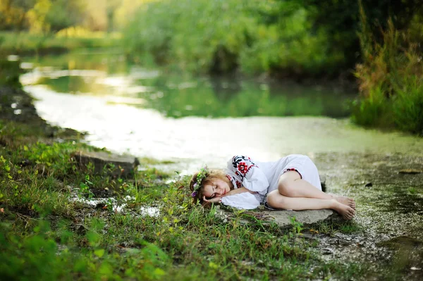 Dívka v ukrajinské národní oblečení s věnci květů o — Stock fotografie