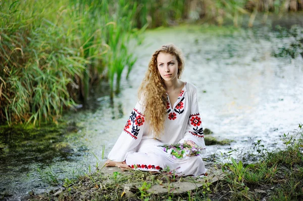 Chica en la ropa nacional de Ucrania con guirnaldas de flores o Imágenes De Stock Sin Royalties Gratis