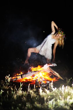 Ba karşı kafasındaki çiçek çelenk ile Ukraynalı kız