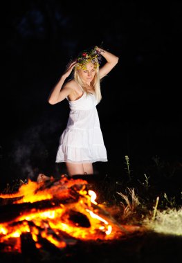 Ba karşı kafasındaki çiçek çelenk ile Ukraynalı kız