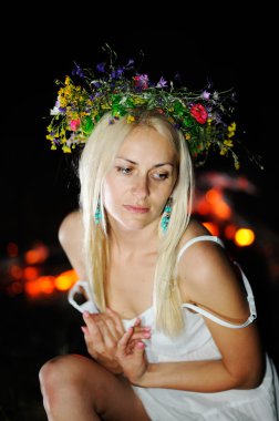 Ba karşı kafasındaki çiçek çelenk ile Ukraynalı kız