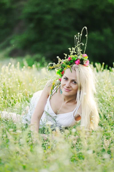 Ukrainian menina em um sundress branco e uma grinalda de flores sobre ele — Fotografia de Stock