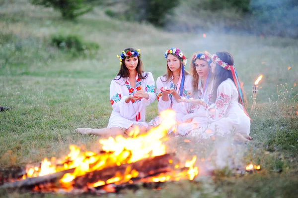 Ukrainian girl in shirts sitting around the campfire — Stock Photo, Image