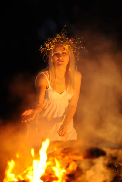 Ba karşı kafasındaki çiçek çelenk ile Ukraynalı kız