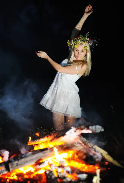 Oekraïense meisje met een krans van bloemen op haar hoofd tegen een ba — Stockfoto