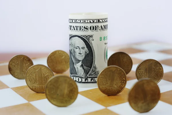 Ukrainsk hryvnia på schackbrädet. dollarkursen — Stockfoto