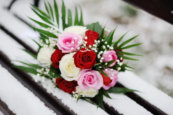 Alyans düğün buket üzerinde