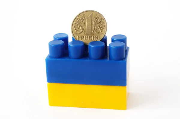 Украинская гривна на украинском флаге из деталей — стоковое фото