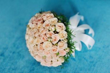 mavi bir arka plan üzerinde güzel düğün buketi