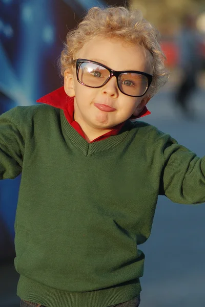 Kudrnaté vlasy chlapec s brýlemi, s úsměvem — Stock fotografie