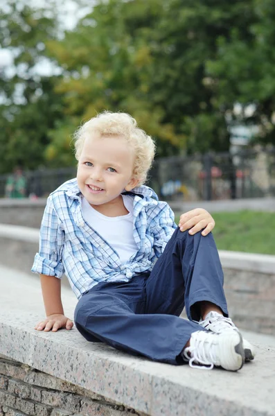 Curly-haired jongen in het shirt glimlachen — Stockfoto