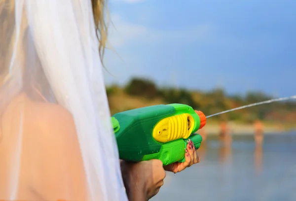 Noiva atirando uma pistola de água — Fotografia de Stock