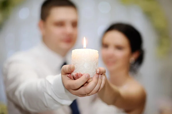 新娘和新郎都抱着美丽的蜡烛 — 图库照片