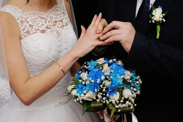 Novio novia lleva un anillo de bodas en el dedo —  Fotos de Stock