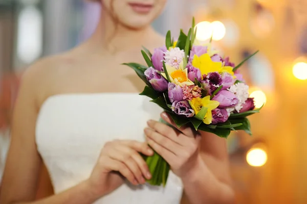 Menyasszony gazdaság esküvői csokor — Stock Fotó