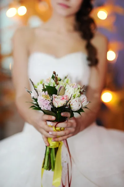 Gelin elinde bir buket düğün çiçeği — Stok fotoğraf