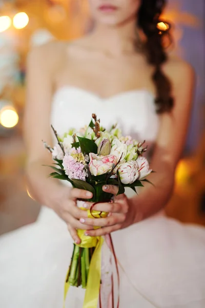 Noiva segurando buquê de casamento — Fotografia de Stock