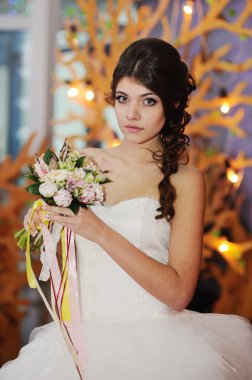 Gelin elinde bir buket düğün çiçeği