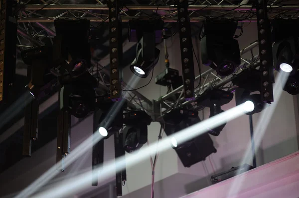 Sinar lampu sorot di konser — Stok Foto