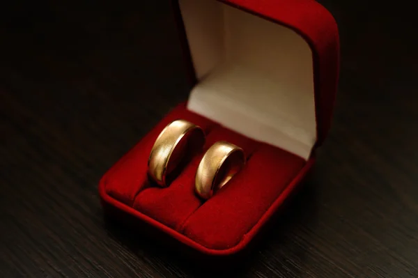 Jegygyűrű egy vörös Bársony dobozban — Stock Fotó