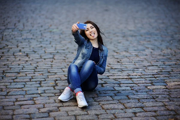 Chica fotografiado a sí mismos en un teléfono móvil — Foto de Stock