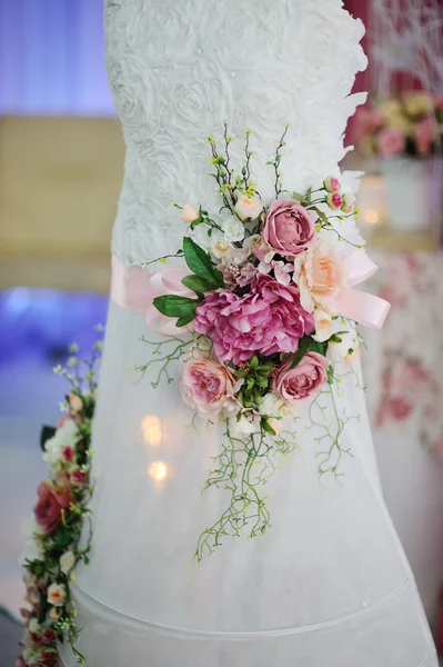 Vestido de noiva com decoração floral — Fotografia de Stock